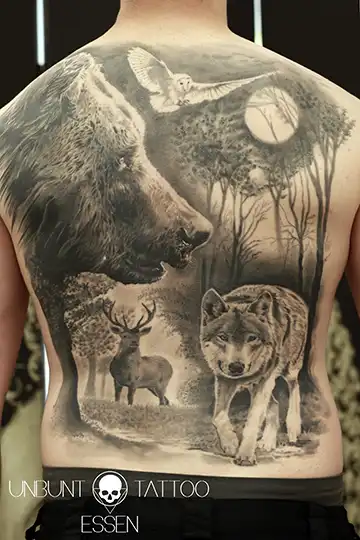 rücken tattoo mann frau bär hirsch wildniss wald wolf tattoo