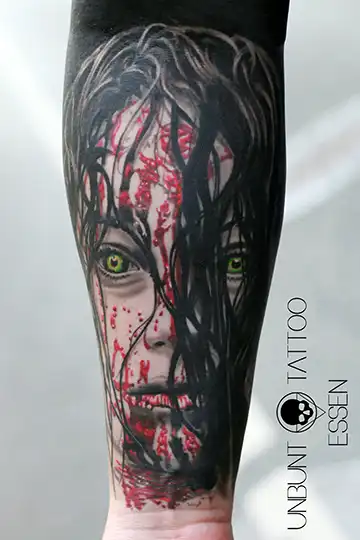 realistisches evil dead tattoo porträt portrait mit blut