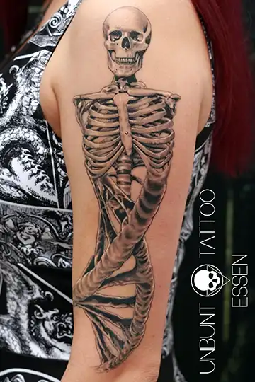 skelett tattoo mit dna tattoo