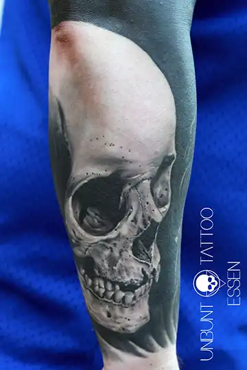 fotorealistisches totenkopf tattoo von unbunt tattoostudio essen