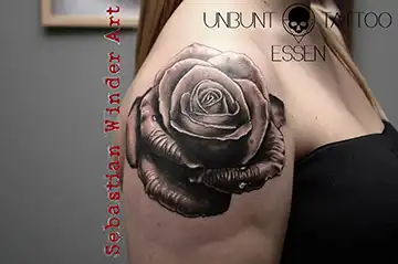 realistisches rosen tattoo
