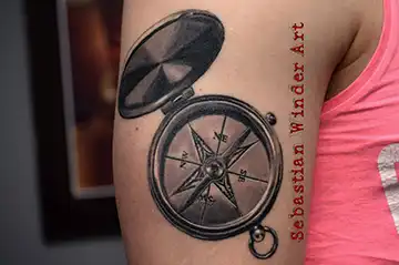 realistischer kompass tattoo mann