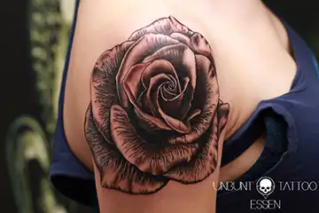 rosen tattoo frau schulter rücken